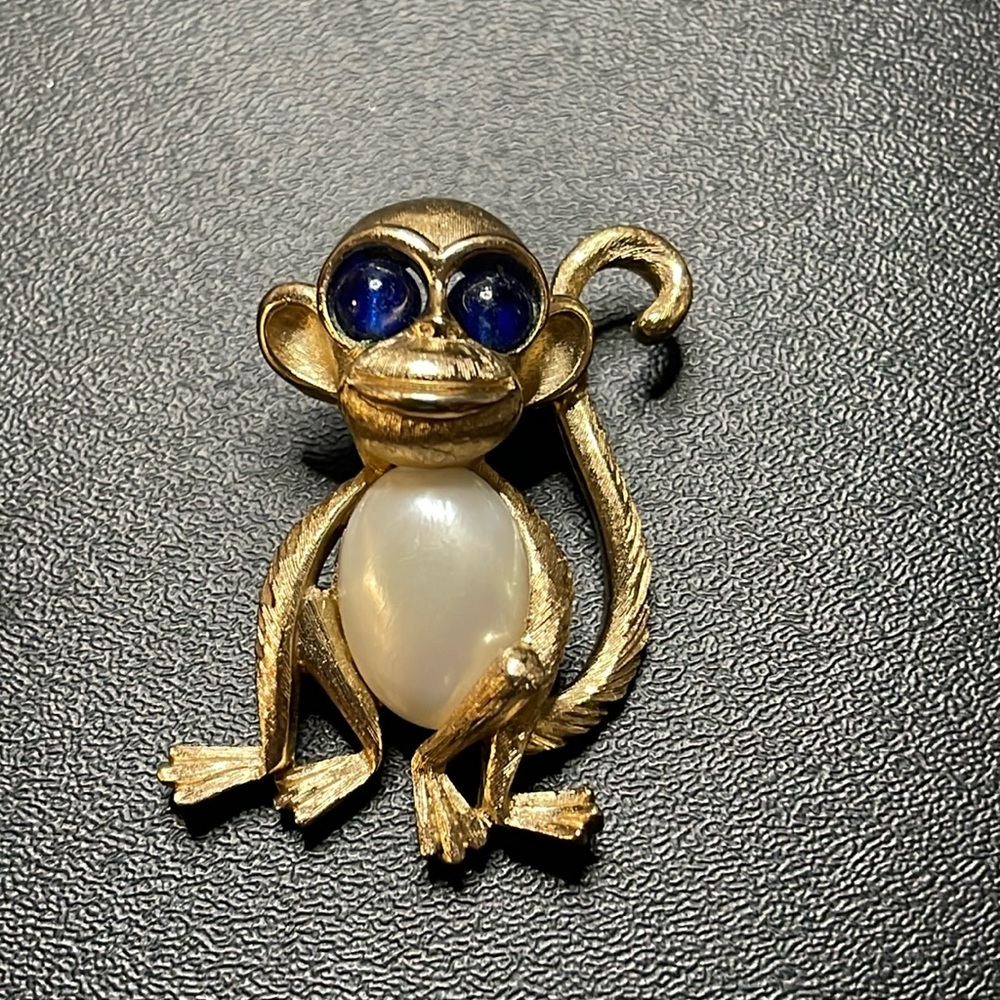 COPY - *PRICE FIRM *Vintage Trifari Monkey Brooch Faux Pearl  Belly
Goldtone ( …